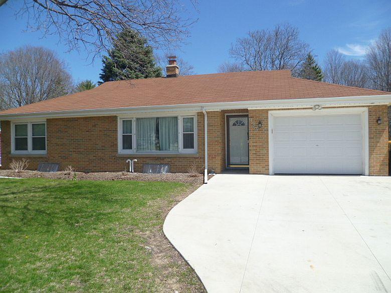 923 Green Tree Rd, West Bend, WI 53090