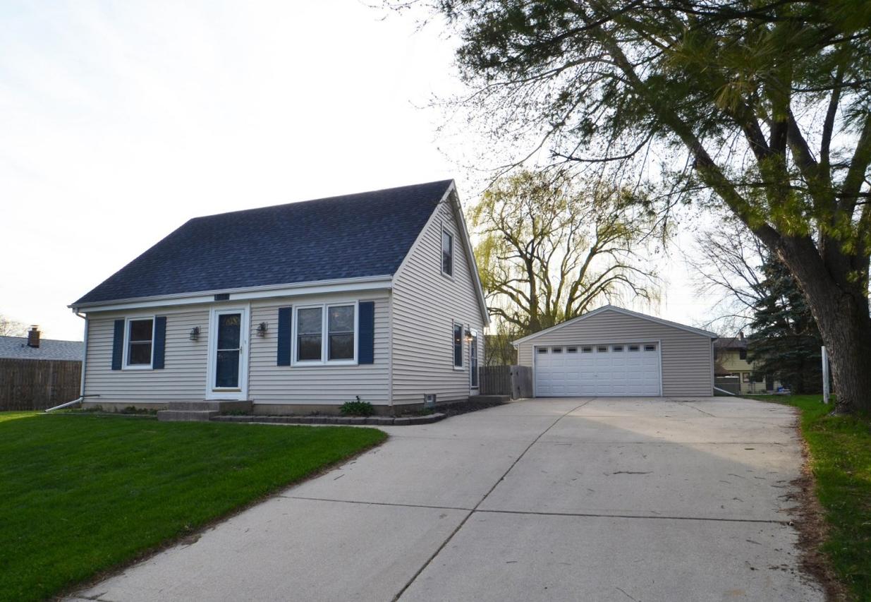 1224 Tomahawk Ct., Waukesha, WI 53186