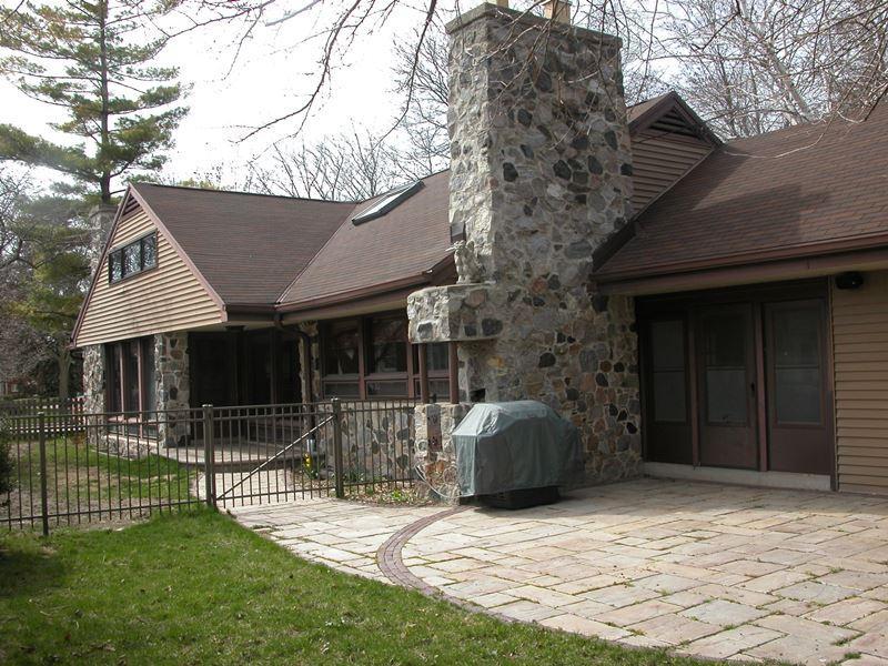 1301 E Courtland Pl, Whitefish Bay, WI 53211