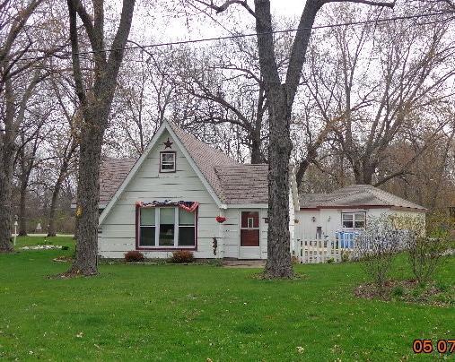 812 N Riverside Dr, Silver Lake, WI 53170