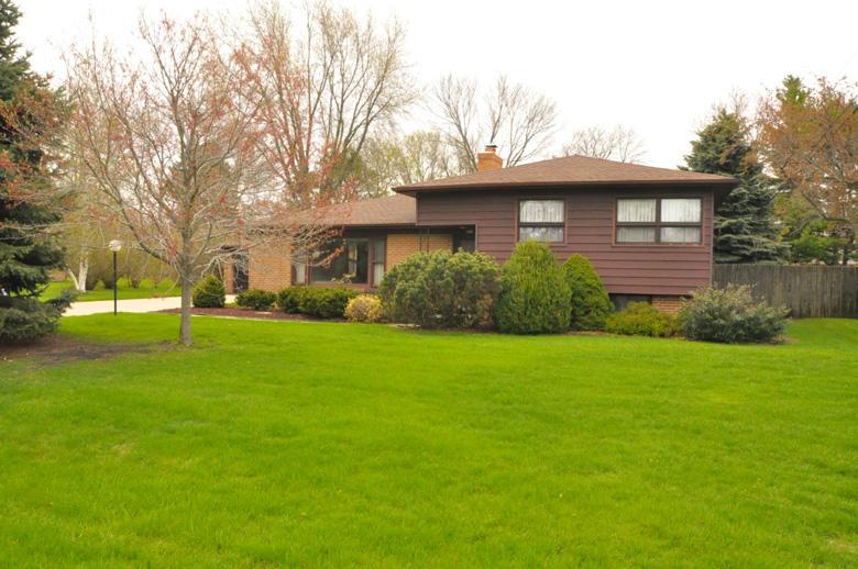 217 White Sand Ln, Wind Point, WI 53402