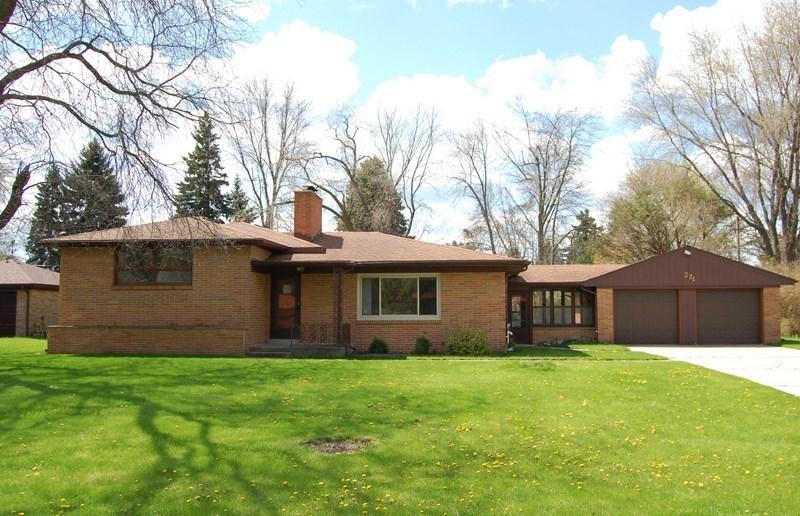 221 White Sand Ln, Wind Point, WI 53402