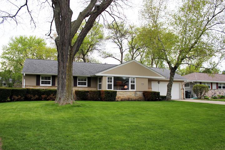 1045 N 120th St, Wauwatosa, WI 53226