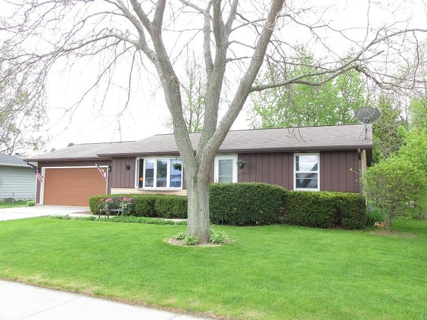 1129 Michigan Ave, Oostburg, WI 53070