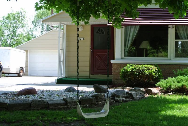 1712 S Craftsman Dr, New Berlin, WI 53146