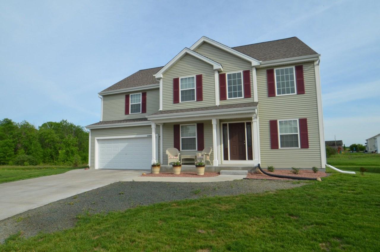 W195N17292 English Oaks Dr, Jackson, WI 53037
