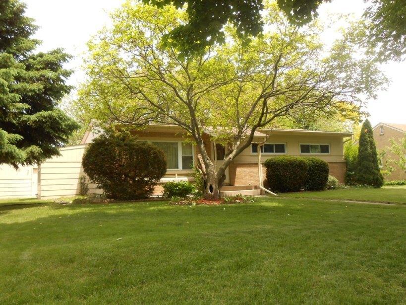 5764 N Milwaukee River Pkwy., Glendale, WI 53209