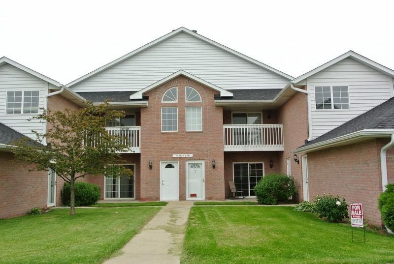 W241N2581 E Parkway Meadow Cir 2, Pewaukee, WI 53072