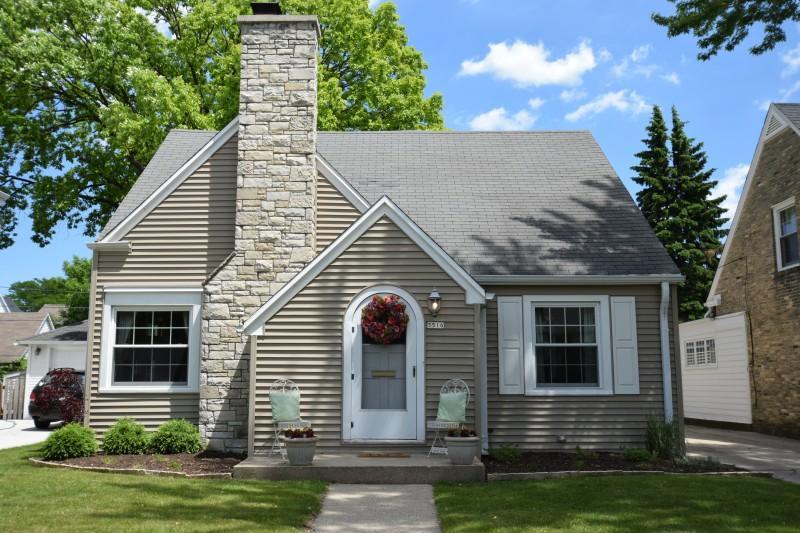 5516 N Kent Ave, Whitefish Bay, WI 53217