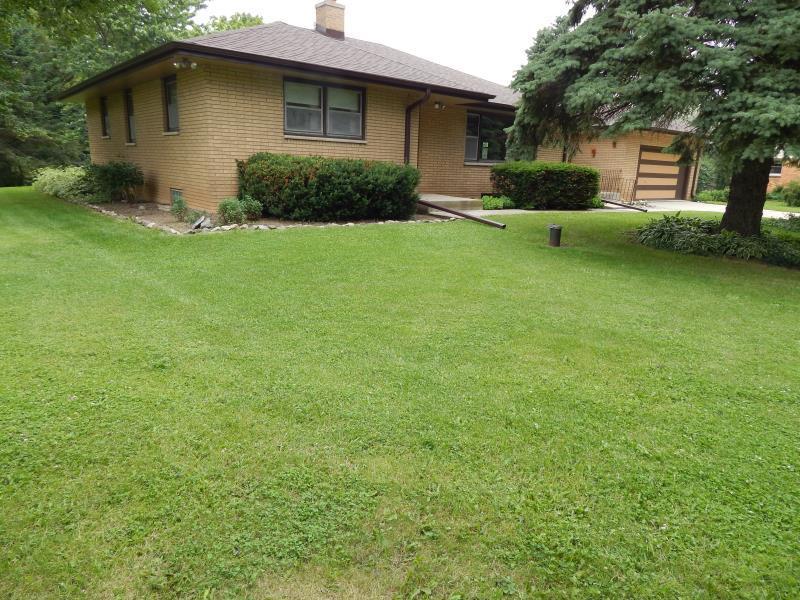 14020 W Sun Valley, New Berlin, WI 53151