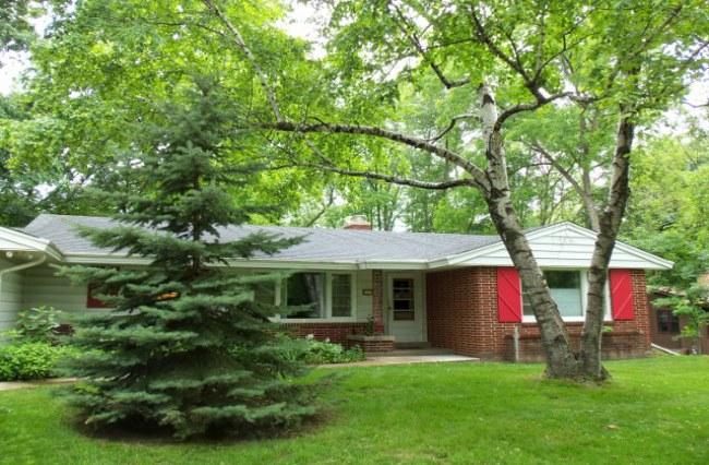 6221 S 121st St, Hales Corners, WI 53130