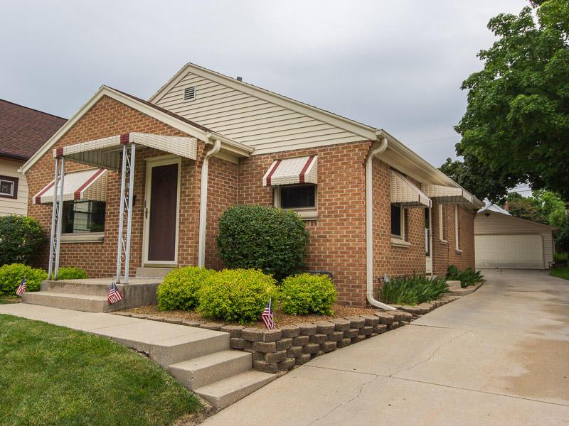 2164 S 98th St, West Allis, WI 53227