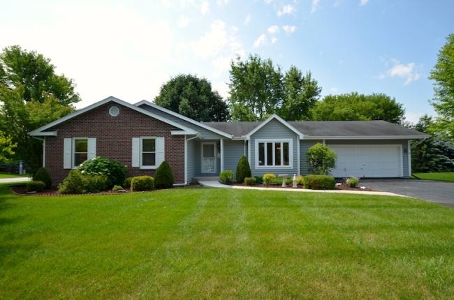 101 Friendship Ln, Saukville, WI 53080