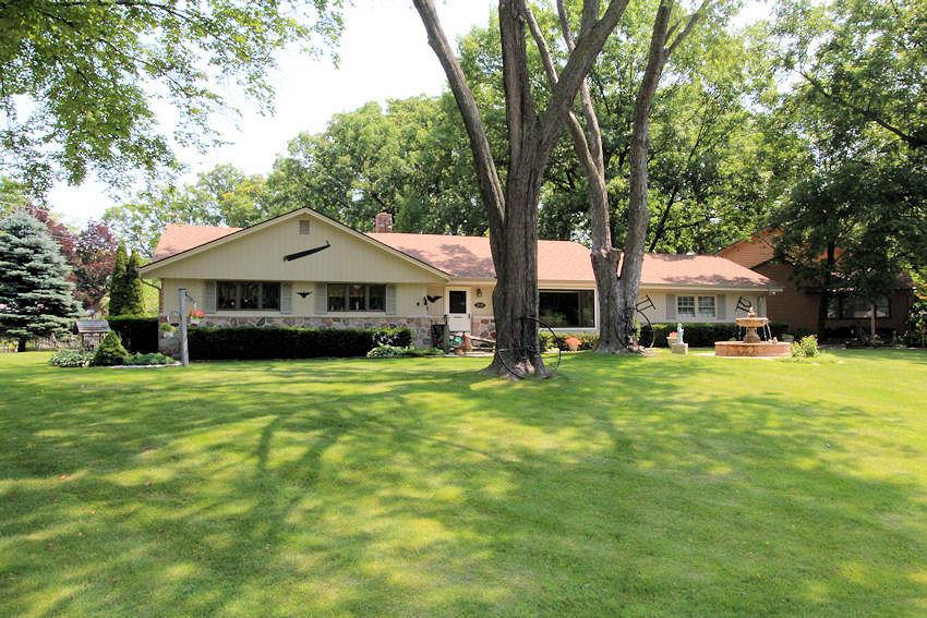 5230 S Allenwood Ln, Hales Corners, WI 53130