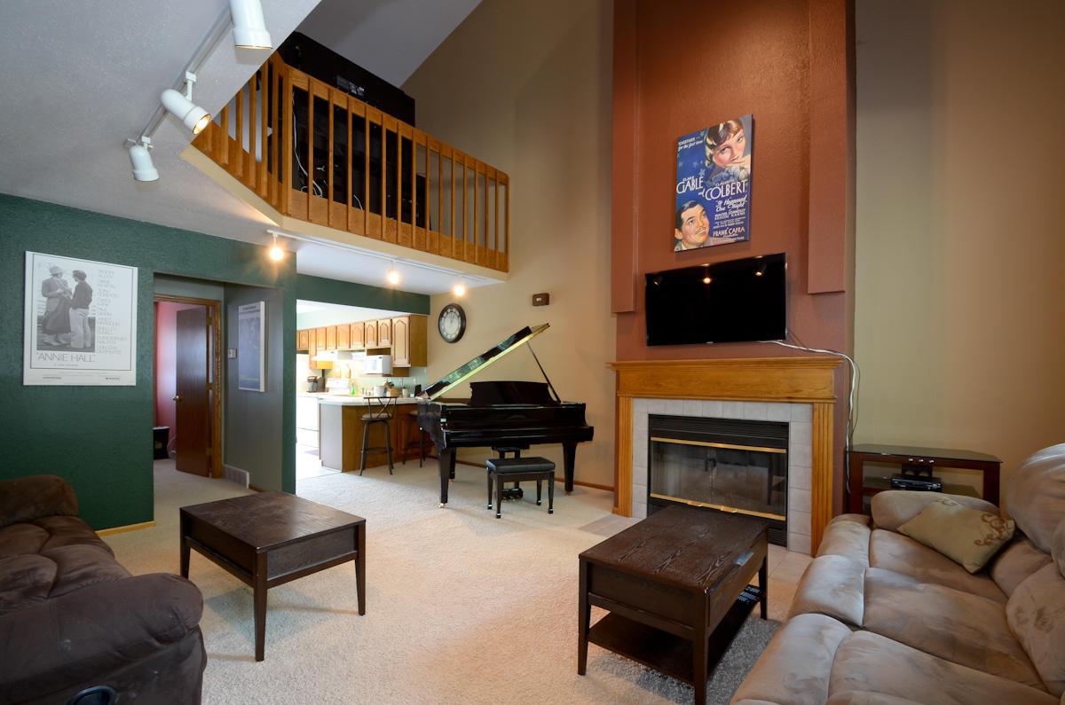 962 N 124th St, Wauwatosa, WI 53226