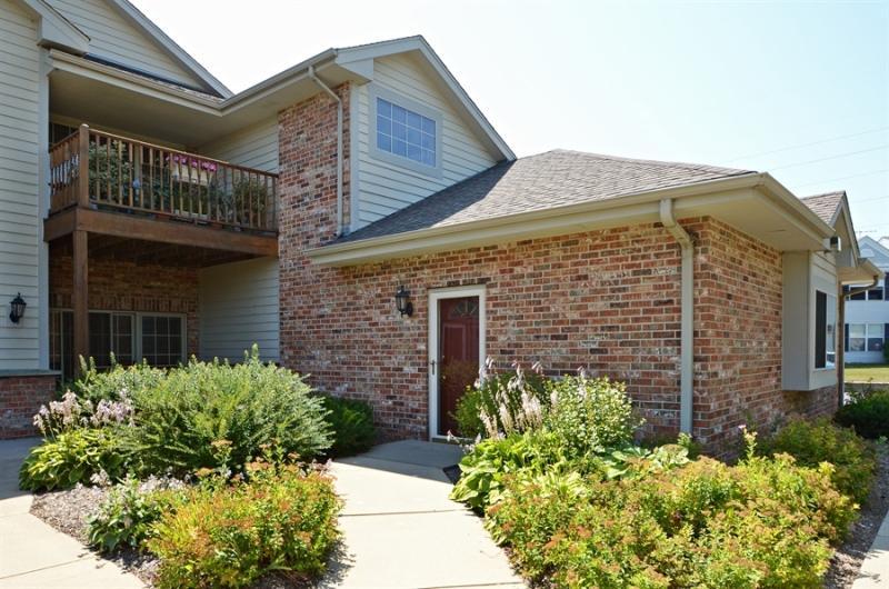 628 Hillcrest Rd #H, Saukville, WI 53080