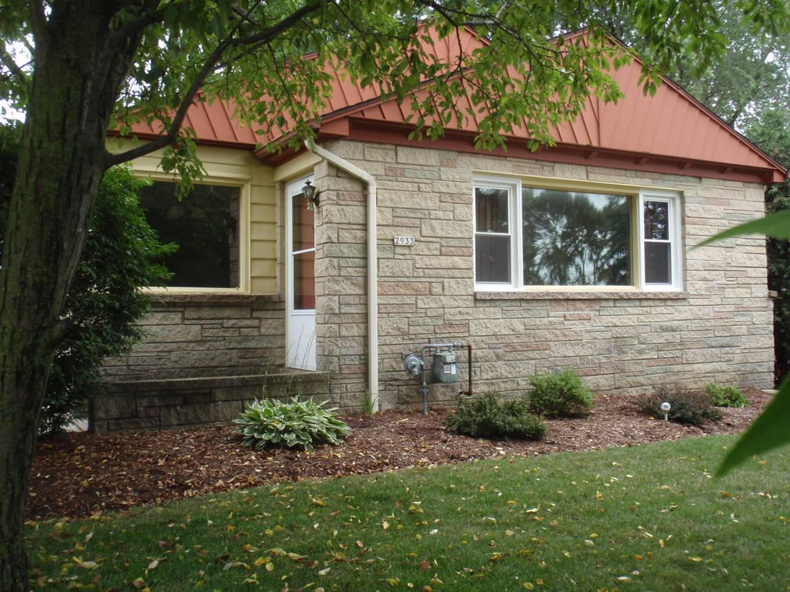 2933 W Rochelle Ave, Glendale, WI 53209