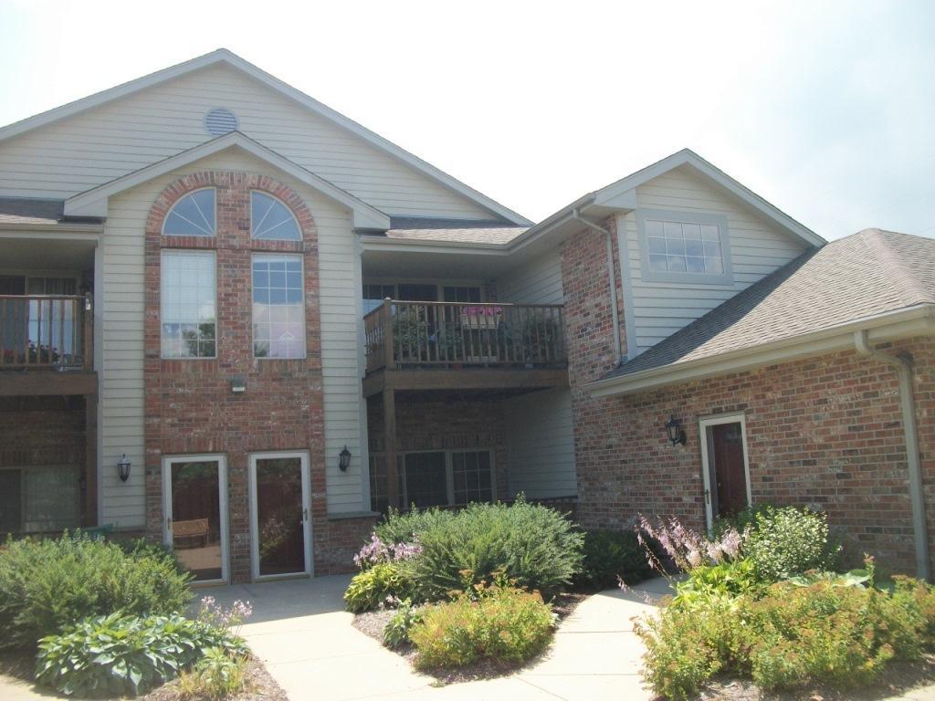 628 W Hillcrest Rd #G, Saukville, WI 53080