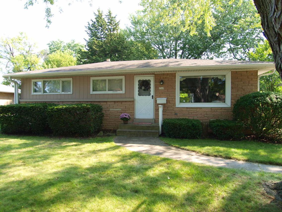 2940 S 102nd St, West Allis, WI 53227