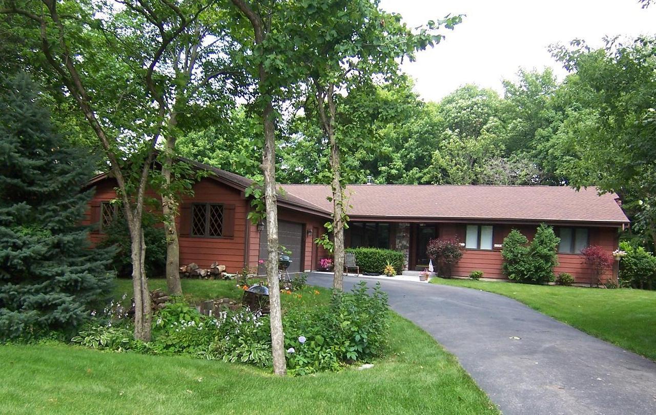 W221N2782 Timberwood Ln, Pewaukee, WI 53186