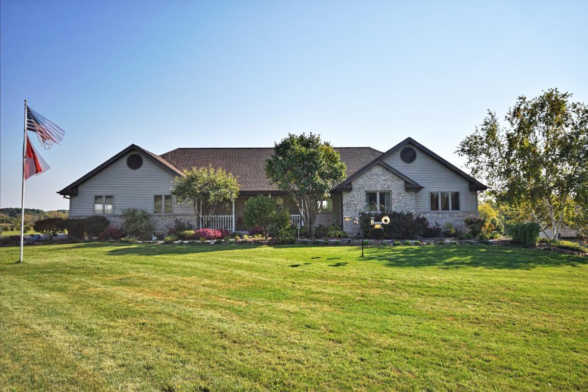 8741 Fox River, Salem, WI 53105