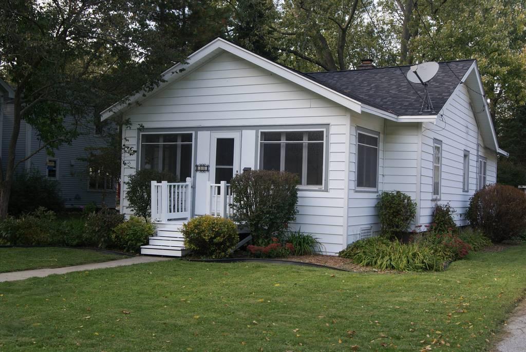 606 E Capitol Dr, Hartland, WI 53029