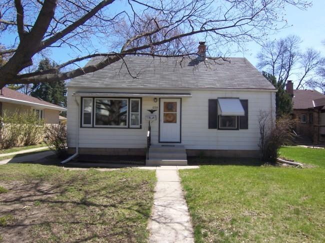 2709 E Denton Ave, Saint Francis, WI 53235