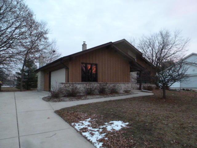 1913 Dixie Dr, Waukesha, WI 53189