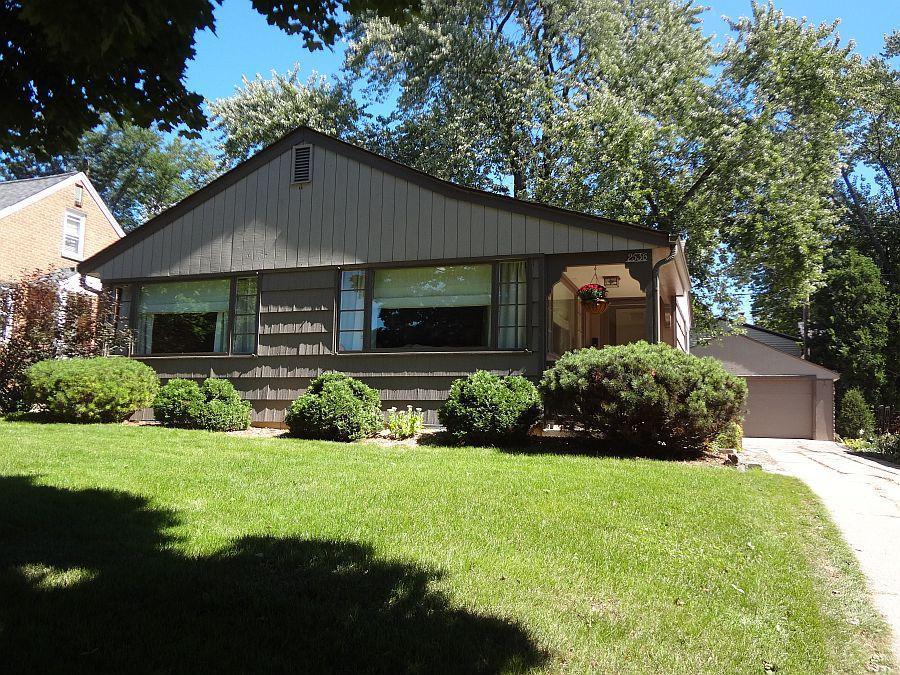 2536 N 82nd St, Wauwatosa, WI 53213
