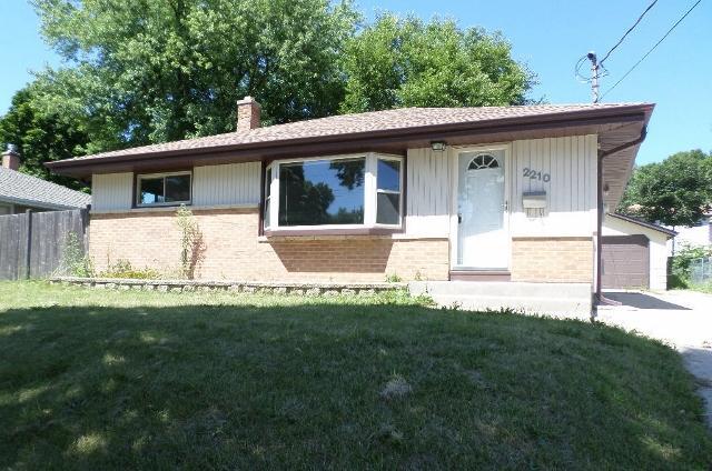 2210 Oaklawn Ave, Waukesha, WI 53188