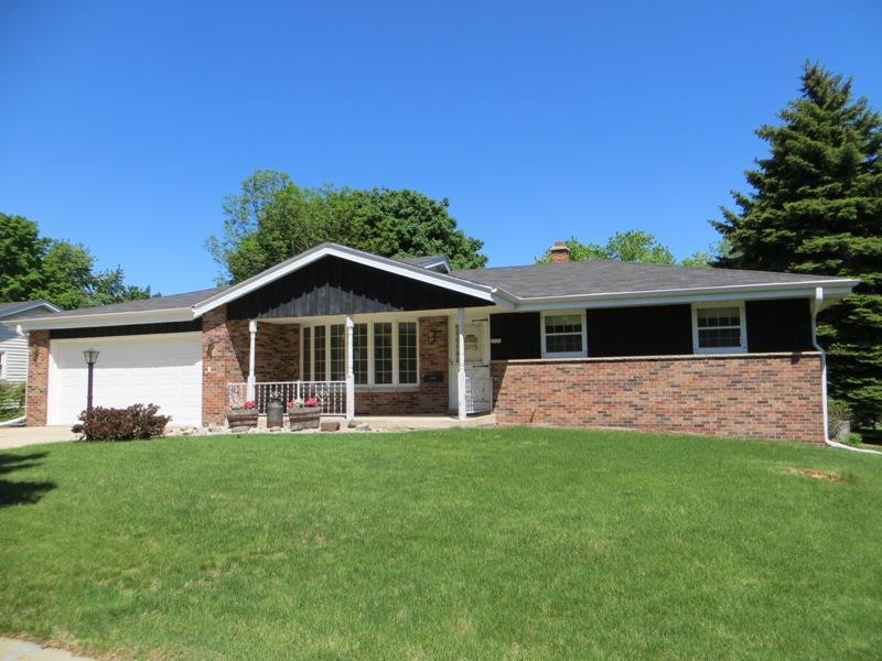 1721 Woodridge Rd, West Bend, WI 53095