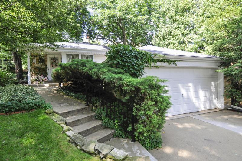 3451 N 107th St, Wauwatosa, WI 53222