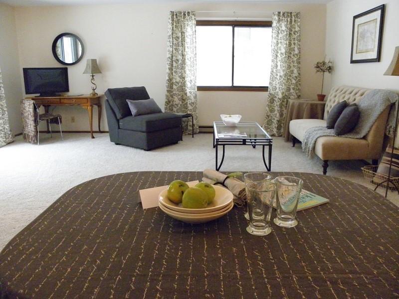 4450 S Greenridge Cir, Greenfield, WI 53220