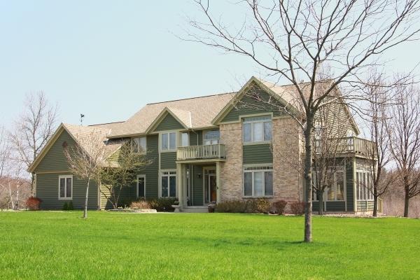 748 Fox Tail Ln, Grafton, WI 53024
