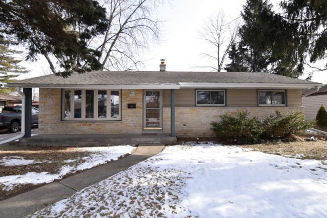 W171N8448 Allen Ave, Menomonee Falls, WI 53051