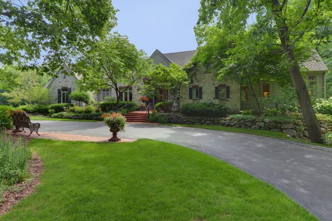 2880 S Amor Dr, New Berlin, WI 53146