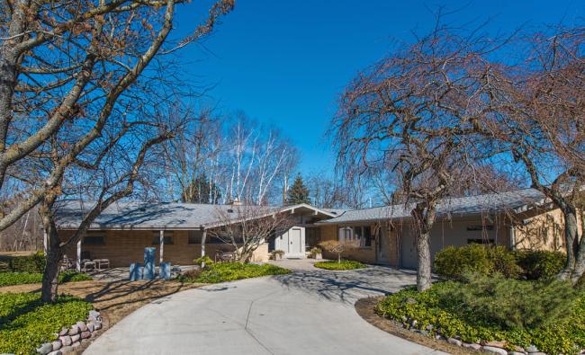 6831 N Lake Dr, Fox Point, WI 53217