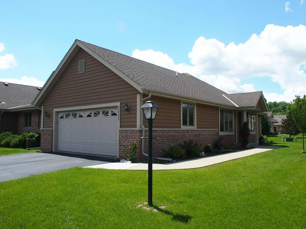 N24W24033 Brandon Oaks Dr #B, Pewaukee, WI 53072