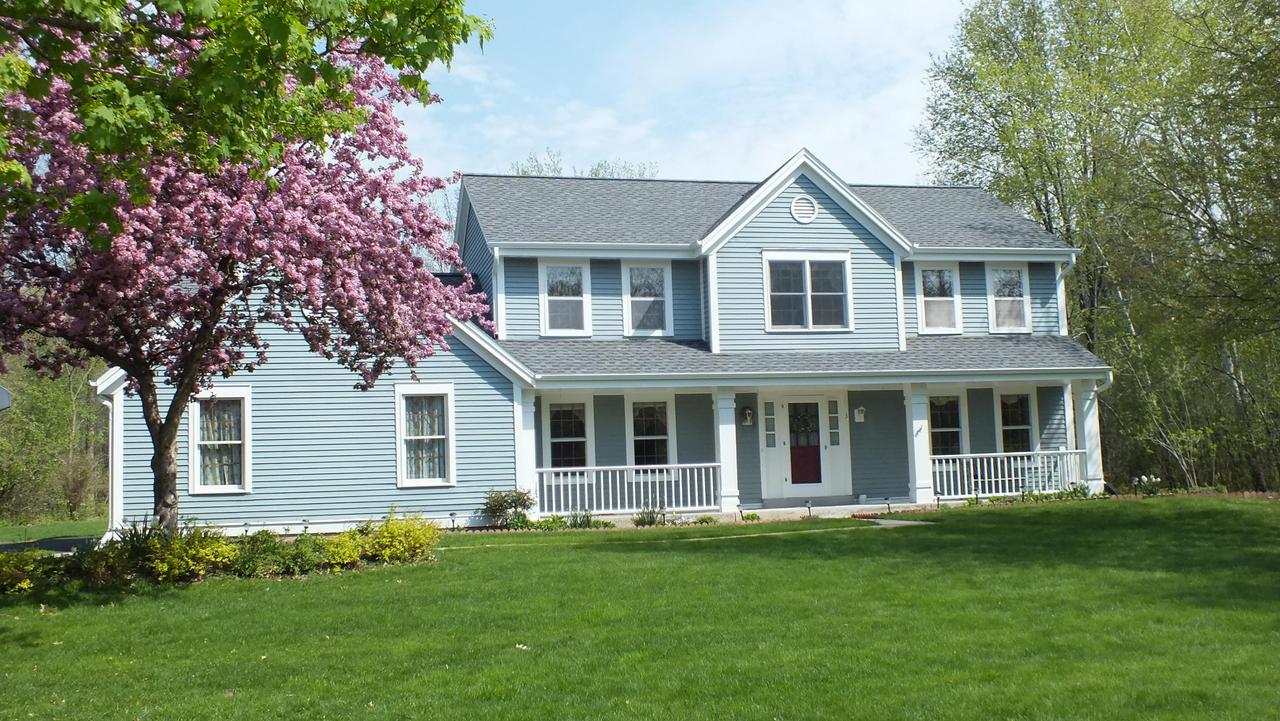 634 Cardiff Dr, Hartland, WI 53029