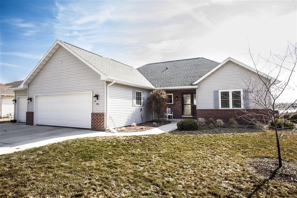 734 Hidden Lake Ct., Slinger, WI 53086