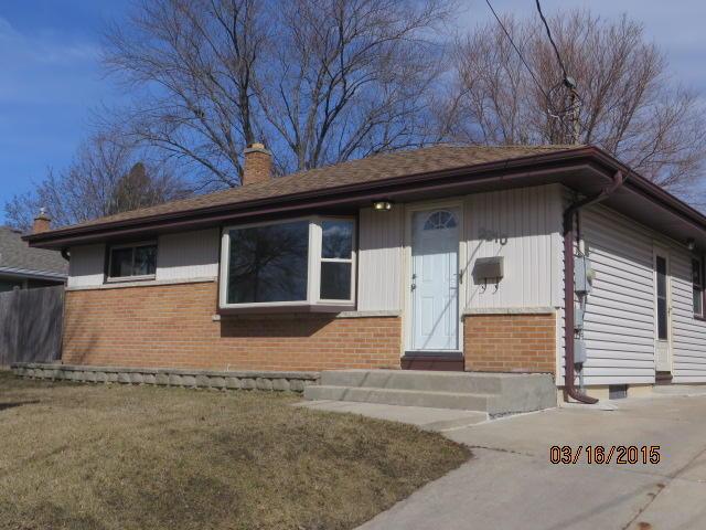 2210 Oaklawn Ave, Waukesha, WI 53188