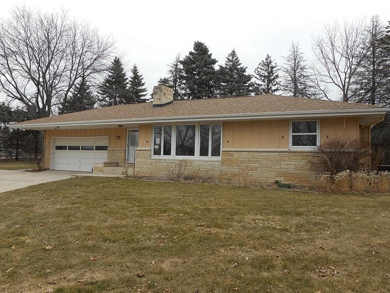 3760 Woodmount Dr, Brookfield, WI 53005