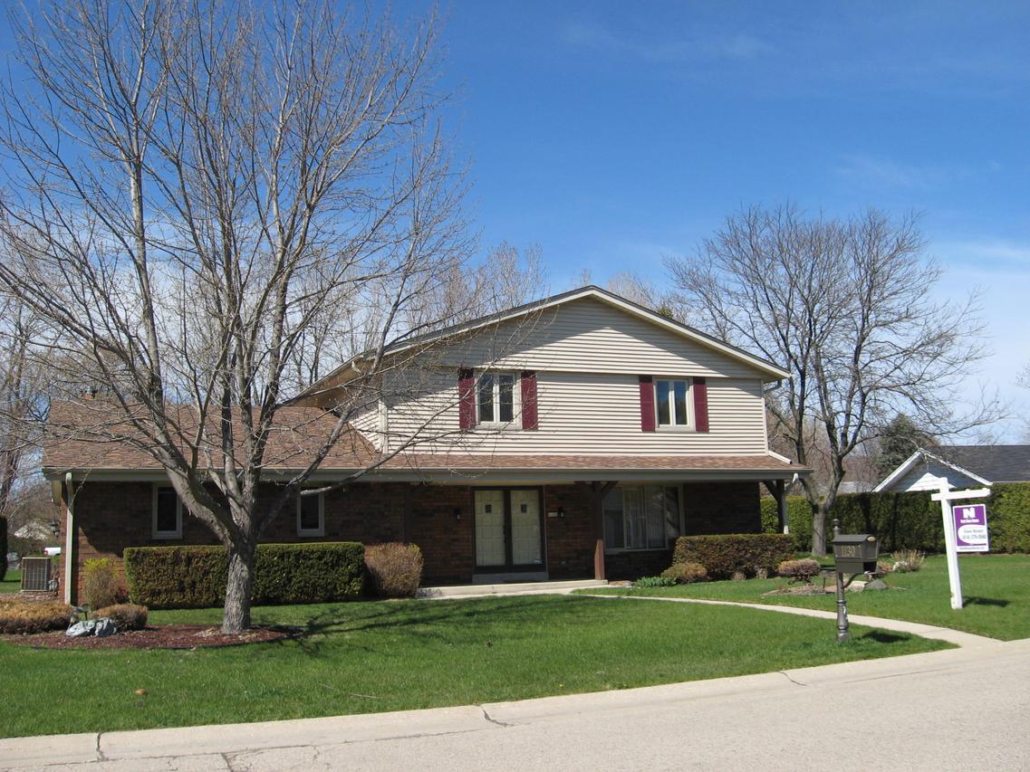 1130 W Fairfield Ct, Glendale, WI 53217