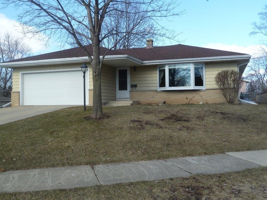 1222 Ed-mar Cir, Waukesha, WI 53188