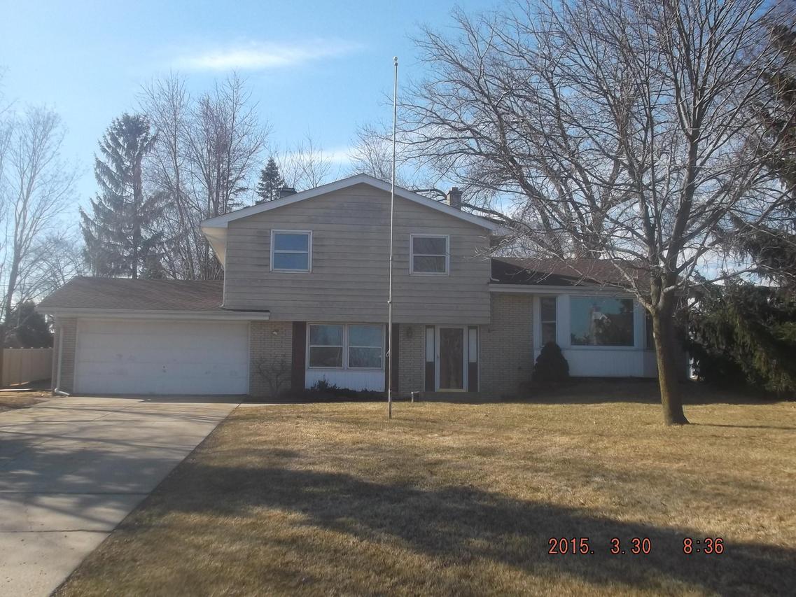 N73W15379 Paseo Ln, Menomonee Falls, WI 53051