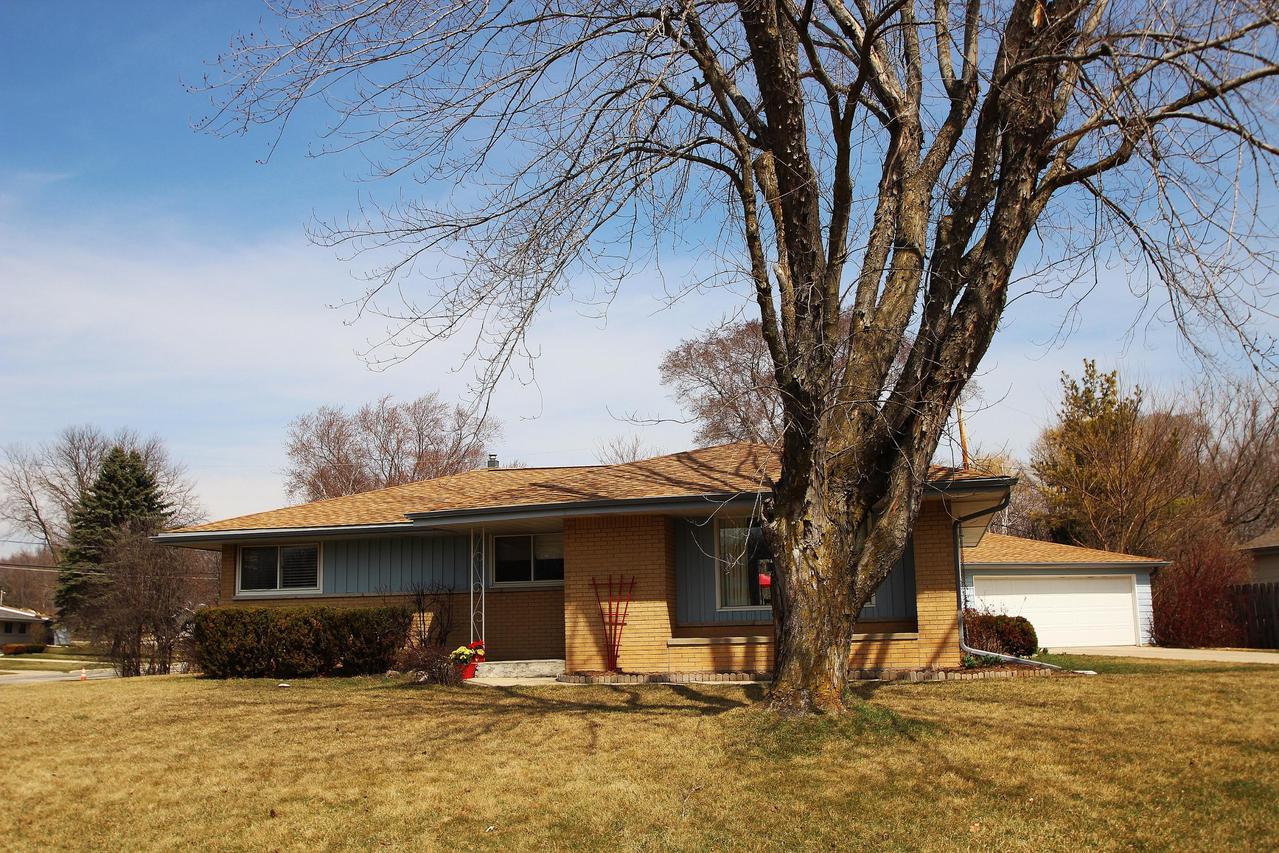 W182N8890 Princeway -, Menomonee Falls, WI 53051