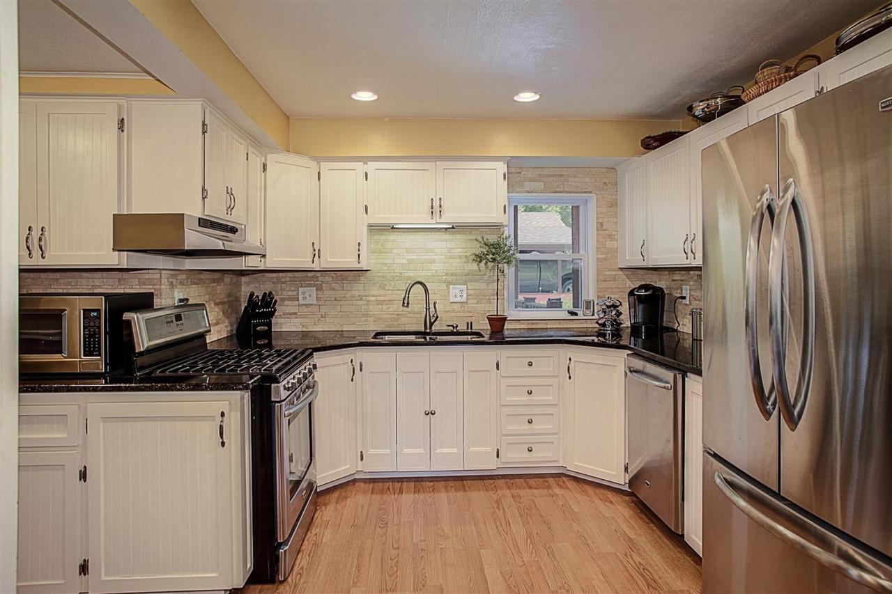 6225 S Linnie Lac Pl, New Berlin, WI 53146