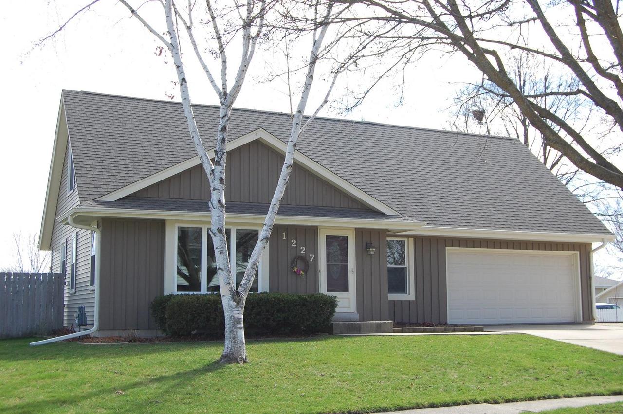 1227 Market Pl, Waukesha, WI 53189