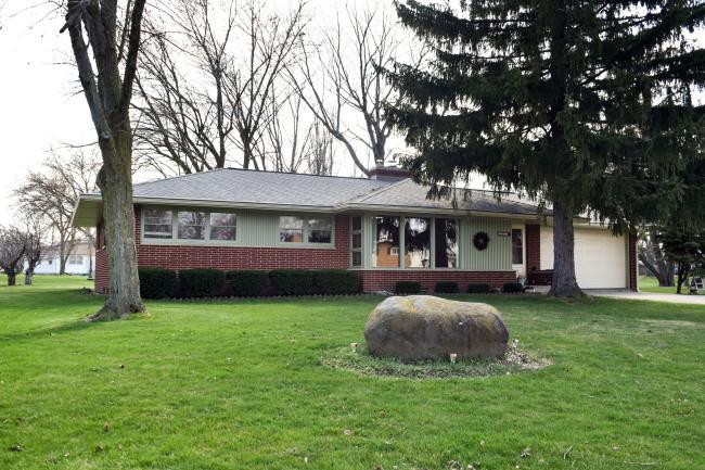 7007 W Plainfield Ave, Greenfield, WI 53220