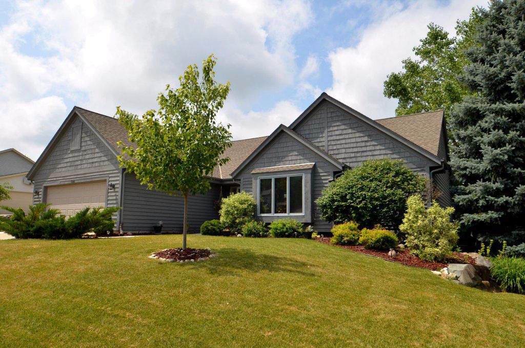 940 Bartlett Dr, Oconomowoc, WI 53066